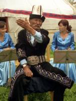 Киргиз, исполняющий эпос «Манас» (Манас — герой одноименного киргизского эпоса — богатырь)