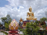 Гигантская статуя Будды в центре Золотого Треугольника в честь королевы Сирикит